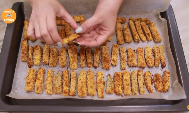 Приготовление закуски из кабачков, кадр из видео: YouTube семейная кухня