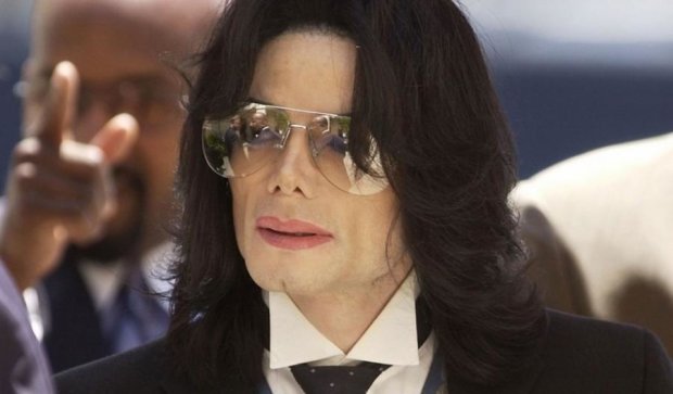 С того света: Майкла Джексона снова обвиняют в педофилии
