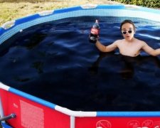 Заради розваги блогери втопили дрон у басейні з кока-колою