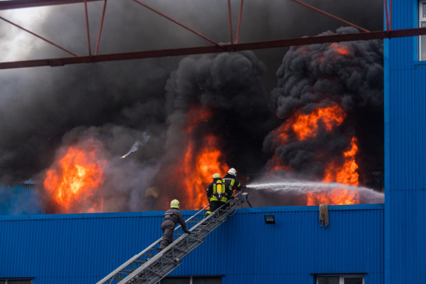 У Києві не на жарт розгулялась масштабна пожежа на складах біля "Даринка": кадри з висоти пташиного польоту