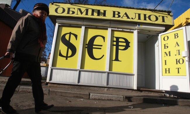 Курс валют на 16 октября: для гривны наступил черный день