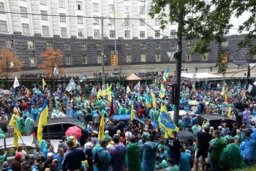 "Евробляхи" наступают: полицию подняли по тревоге, митингующих окружили со всех сторон