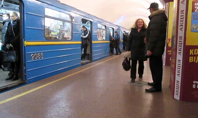 Лежав просто на рейках: Київ жахнула НП у метро, подробиці на межі життя і смерті