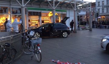 Вооруженный мужчина влетел в толпу пешеходов посреди немецкого городка