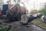 Київські комунальники прибирають сміття, яке самі розкидують