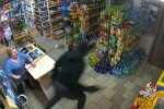 Продавчиня довела, що швабри з мокрою ганчіркою рятують каси від озброєних грабіжників