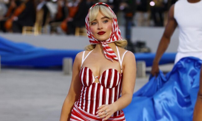 В моду вернулись купальники из 40-ых: модель на Vogue World 2024 доказала практичность ретро-стиля