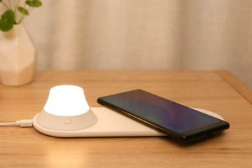 Xiaomi представила нічну лампу з бездротовою зарядкою за копійки