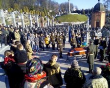 Тітушки влаштували свавілля на похоронах героя АТО, українці вимагають розправи: відео
