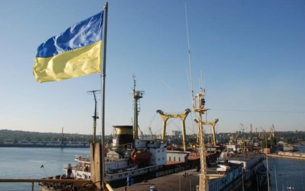 Своей рыбы мало: в Азовском море заметили российское судно
