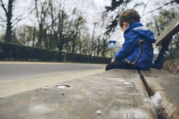 Плакала і благала про допомогу: 6-річну дівчинку врятували з рук гулящої горе-матері