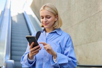 Дівчина зі смартфоном