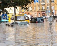 Последствия масштабного ливня во Львове: люди плавали в лодках