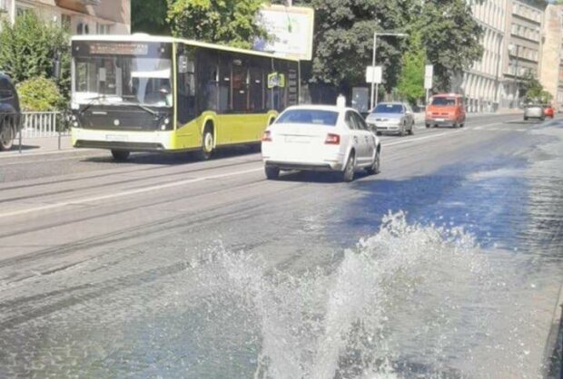 У Львові з-під землі забив фонтан / фото: Тарас Ільницький у Facebook