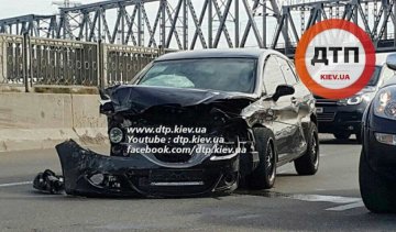 ДТП з постраждалими на Набережно-Рибальській у Києві (фото)