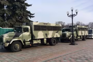 У здания Верховной Рады появились бронированные КрАЗы