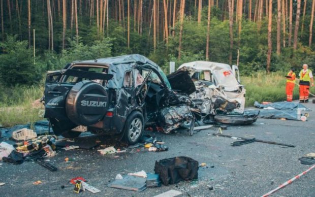 Трагедия под Киевом: людей вырезали из груды металла
