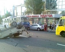 У Донецьку Chrysler бойовиків на величезній швидкості влетів у "дев'ятку" (фото)