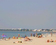 Школярів змусили прибирати пляжі Криму