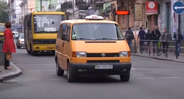 В Тернополе таксист заплатил деньги за поездку пассажиру - маневр хитрого афериста поразил всех