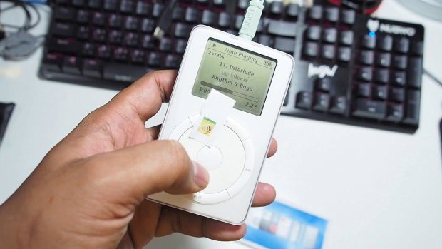23 жовтня: Apple представила перший в світі iPod