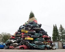 Німець побудував ялинку з автомобілів (фото)