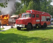 Біля аеропорту "Київ" спалахнула масштабна пожежа, рятувальники летять з тоннами води - перші подробиці