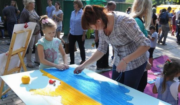 В Мариинском парке проходит праздник киевской молодежи (фото)