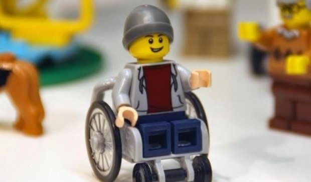  Lego впервые создали персонажа в инвалидной коляске (фото)