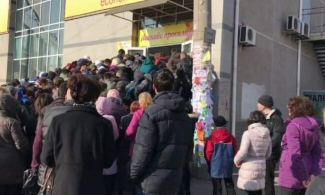 "Лезли по головам": днепряне устроили жестокую давку в секонд-хенде, дичь попала на видео