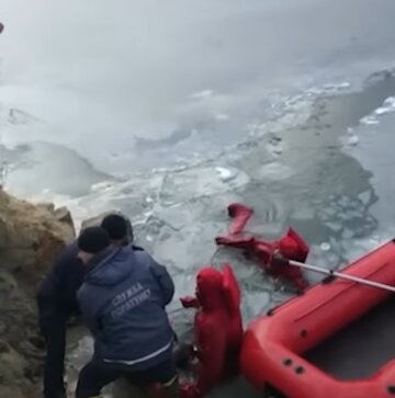 Рибалка провалився під лід, скріншот