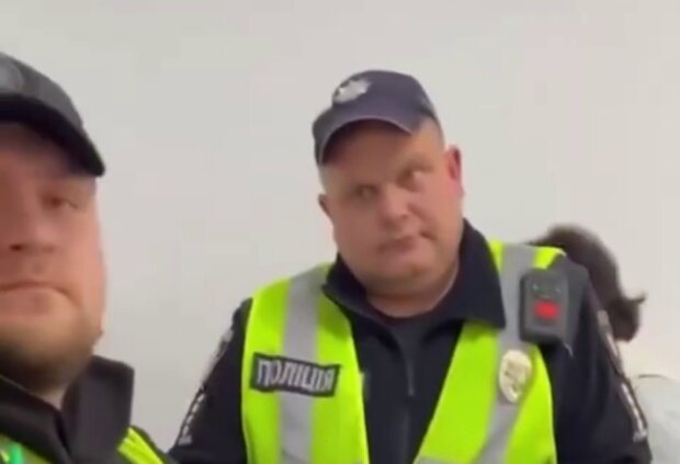 Полицейские, кадр из видео