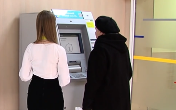 Банкомат "Ощадбанка". Фото: скрин youtube