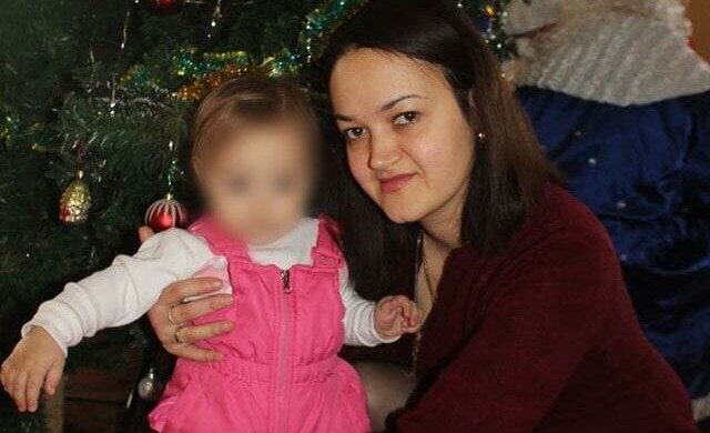 Рак приковал к постели молодую красавицу из Днепра: "Спасите мамочку"