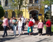 Дивні пози та лахміття: Польща виставила українок посміховиськом на весь світ