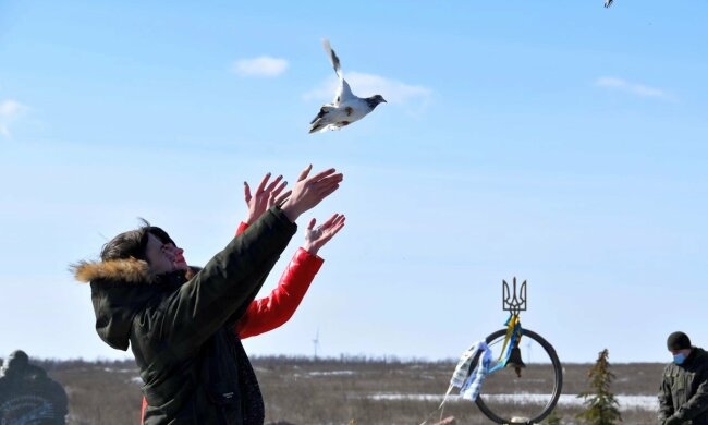 на горе Карачун почтили память украинских добровольцев, фото: штаб ООС