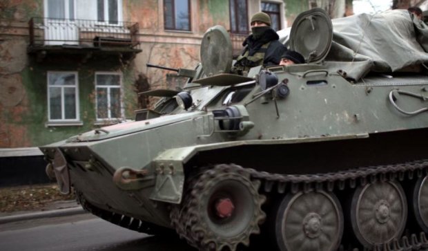 Російський броньовик протаранив два легковики на Донбасі: двоє постраждали