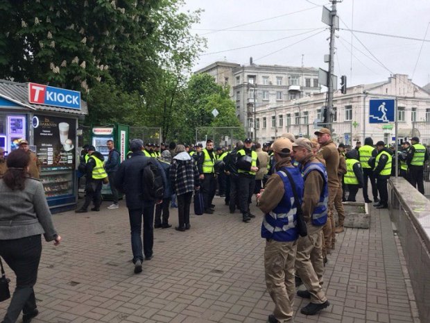 День победы 9 мая: центр Киева окружили копы и сотни людей с венками