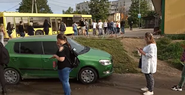 Львів'ян годинами маринують у довжелезних чергах до громадського транспорту – все заради карантину