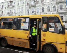 В Киеве быдло-водитель вышвырнул ребенка из маршрутки, пассажиры не выдержали: видео жесткой оплеухи