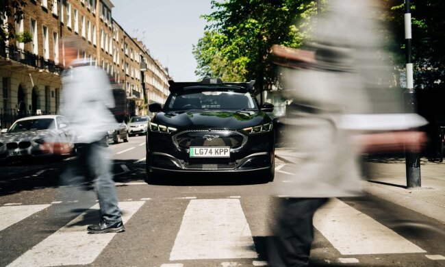 Безпілотне таксі Uber на базі Ford Mustang Mach-E