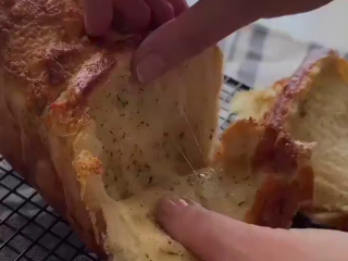 Слоеный сырно-чесночный хлеб, кадр из видео