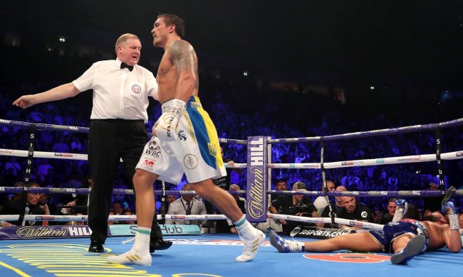 Александр Усик нокаутировал Тони Беллью и защитил все свои пояса