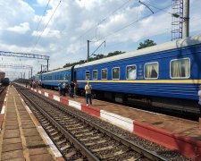 Укрзалізниця здивувала "потужним сервісом", пасажири йдуть по рейках: "Я вас ненавиджу"