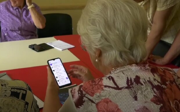 Пенсионерка со смартфоном. Фото: скрин youtube