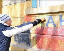 Луганские вандалы нагло уничтожают украинскую символику (фото)