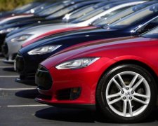 "Злиденні" українці розмітають нові авто