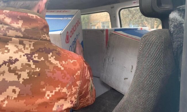Палатний: волонтери передали ЗСУ "швидкі допомоги" та бойлери, а переселенцям - продукти