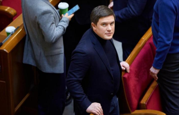 Нардеп Тарасов отримав 23 млн доходів за рік: більша частина – подарунки від батька у розшуку