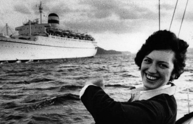Втеча в червоному бікіні: історія красивої офіціантки, яка попливла з СРСР до своєї мрії